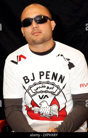 BJ Penn bei einer Buchunterzeichnung in Bookends in Ridgewood, NJ am 13. April 2010 Kredit: Scott Weiner/MediaPunch Stockfoto