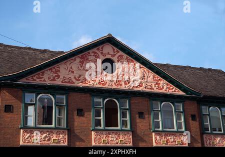 Das ehemalige Gebäude der Leek and Moorlands Co-operative Society Penny Bank House in Leek, North Staffordshire, mit Giebeldetails Stockfoto