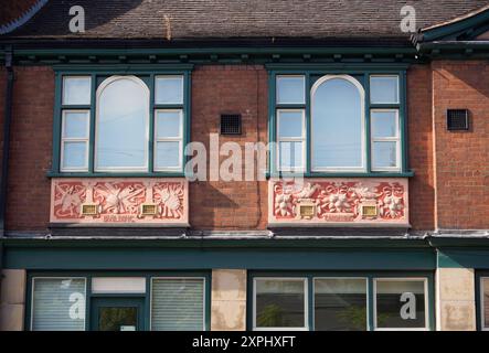 Das ehemalige Gebäude der Leek and Moorlands Co-operative Society in Leek, North Staffordshire, mit Fassadendetails Stockfoto