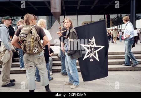 Mitglieder der christlichen Jugendorganisation Jesusfreaks treffen sich zum Jesustag in Berlin-Tiergarten. Das Bild zeigt eine lebendige Gruppe junger Menschen, die an der religiösen Veranstaltung vor der Neuen Nationalgalerie teilnehmen. Stockfoto