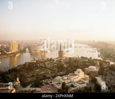 Panoramablick vom Cairo Tower aus mit Blick auf den Nil, das Cairo Opera House, Al Jazeera Sheraton Hotel, Grand Hyatt und Four Seasons Hotel in Kairo, Ägypten. Aufgenommen im Jahr 2006. Stockfoto