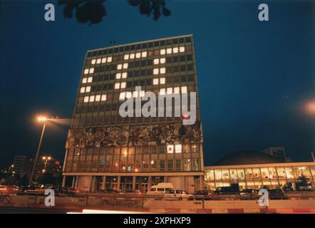 Nachtansicht der Blinkenlights-Installation des Chaos Computer Clubs im Haus des Lehrers am Alexanderplatz, Berlin-Mitte, Deutschland im September 2001. Das beleuchtete Display im Gebäude zeigt die faszinierende Mischung aus Technik und Kunst. Stockfoto