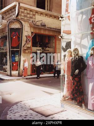 Eine geschäftige Einkaufsstraße in Al-Manschiya, Alexandria, Ägypten, wurde im Juni 2006 gefangen genommen. Das Bild zeigt Schaufensterpuppen in Schaufensterfenstern und Personen, die vorbeilaufen, und zeigt das lebhafte Straßenleben und die Mode-Displays. Stockfoto