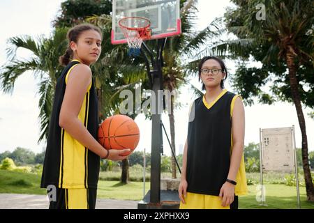 Basketball im Freien im Nachmittagslicht trainieren Stockfoto