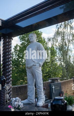 Statue von Václav Kočka, tschechischer Unternehmer und Mitglied einer bekannten Schaumacherfamilie, der 2008 erschossen wurde. An seinem Grab in Prag-Řepy. Stockfoto