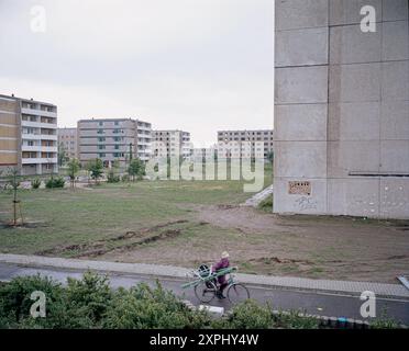 Blick auf überwiegend leerstehende Mehrfamilienhäuser in einer Wohngegend von Eisenhüttenstadt. Das Foto zeigt eine Geisterstadt-Atmosphäre von Plattenbauten kurz vor dem Abriss 2003. Stockfoto