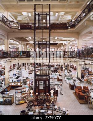 Blick auf das Innere des verstaatlichten Kaufhauses Hannaux in Alexandria, Ägypten, das 2006 verschiedene Abteilungen und Produkte zeigte. Das Bild fängt die architektonischen Details und die geschäftige Atmosphäre ein. Stockfoto