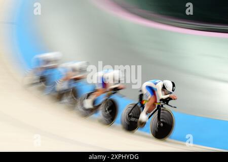 Die Franzosen Clara Copponi, Valentine Fortin, Marion Borras und Marie Le Net während der Qualifikation des Women's Team Pursuit im National Velodrome in Saint-Quentin-en-Yvelines am elften Tag der Olympischen Spiele 2024 in Frankreich. Bilddatum: Dienstag, 6. August 2024. Stockfoto