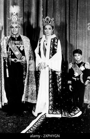 Maggio 1967 Teheran Archivio Storico Olycom/LaPresse Farah Diba (Teheran, 14 ottobre 1938) è l'ultima imperatrice del moderno Iran in quanto vedova di Mohammad Reza Pahlavi, deposto scià di Persia. Nella Foto: L'Imperatrice Farah Diba con marito Mohammad Reza Pahlavi e loro figlio Reza Pahlavi durante l'incoronazione di Shah im Bild: Kaiserin Farah Diba mit Ehemann Mohammad Reza Pahlavi und ihrem Sohn Reza Pahlavi während der Krönung von Shah Credit: LaPresse/Alamy Live News Stockfoto