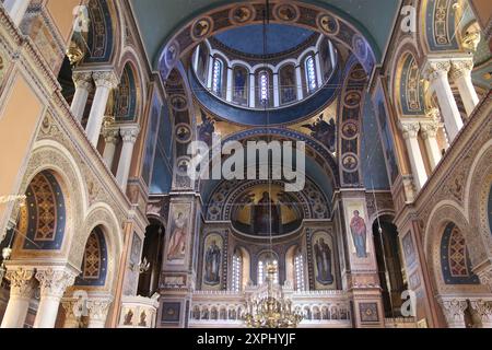 Im Inneren der Metropolitan Cathedral von Athen. Die Metropolitan Cathedral of the Verkündigung befindet sich in der Nähe des Syntagma-Platzes. Stockfoto