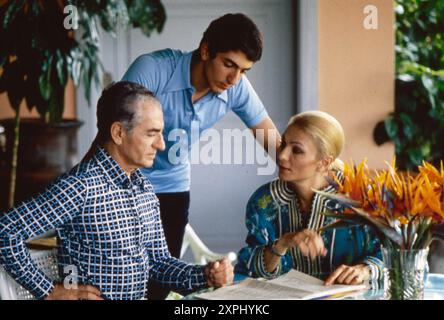 Anni '70 Archivio Storico Olycom/LaPresse Farah Diba (Teheran, 14 ottobre 1938) è l'ultima imperatrice del moderno Iran in quanto vedova di Mohammad Reza Pahlavi, deposto scià di Persia. Nella Foto: L’imperatrice Farah Diba e suo marito Mohammad Reza Pahlavi e loro figlio Reza Pahlavi im Bild: Kaiserin Farah Diba und ihr Mann Mohammad Reza Pahlavi und ihr Sohn Reza Pahlavi Credit: LaPresse/Alamy Live News Stockfoto