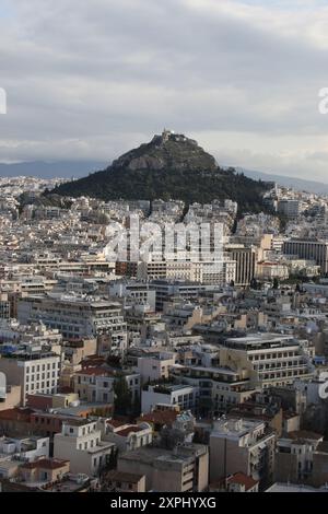 Lycabettus Hügel in der Ferne, mit Blick auf die Stadt Athen. Stockfoto