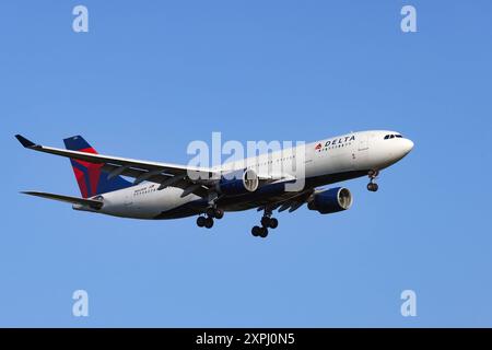 Ein Flugzeug der Fluggesellschaft Delta Air Lines, Airbus A330-223, Kennung N860NW im Landeanflug auf den Flughafen Frankfurt a.M. Flughafen Frankfurt a.M. am 06.08.2024 in Frankfurt a.M./Deutschland. *** Ein Flugzeug von Delta Air Lines, Airbus A330 223, Registrierung N860NW nähert sich am 06 08 2024 in Frankfurt a M am Flughafen Frankfurt a M Frankfurt a M am Flughafen Frankfurt a M Stockfoto