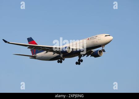 Ein Flugzeug der Fluggesellschaft Delta Air Lines, Airbus A330-223, Kennung N854NW im Landeanflug auf den Flughafen Frankfurt A.M. Flughafen Frankfurt am 06.08.2024 in Frankfurt a.M./Deutschland. *** Ein Flugzeug von Delta Air Lines, Airbus A330 223, Registrierung N854NW nähert sich am 06 08 2024 in Frankfurt a M am Flughafen Frankfurt a M Frankfurt a M am Flughafen Frankfurt a M Deutschland Stockfoto