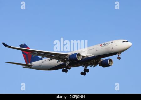 Ein Flugzeug der Fluggesellschaft Delta Air Lines, Airbus A330-223, Kennung N854NW im Landeanflug auf den Flughafen Frankfurt A.M. Flughafen Frankfurt am 06.08.2024 in Frankfurt a.M./Deutschland. *** Ein Flugzeug von Delta Air Lines, Airbus A330 223, Registrierung N854NW nähert sich am 06 08 2024 in Frankfurt a M am Flughafen Frankfurt a M Frankfurt a M am Flughafen Frankfurt a M Deutschland Stockfoto