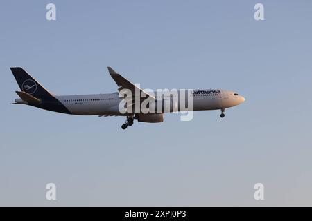 Ein Flugzeug der Fluggesellschaft Lufthansa, Airbus A330-343, Kennung D-AIKI im Landeanflug auf den Flughafen Frankfurt a.M. Flughafen Frankfurt a.M. am 06.08.2024 in Frankfurt a.M./Deutschland *** ein Flugzeug der Fluggesellschaft Lufthansa, Airbus A330 343, Registrierung D AIKI nähert sich am 06 08 2024 in Frankfurt a M am Flughafen Frankfurt a M Frankfurt a M am Flughafen Frankfurt a M Stockfoto