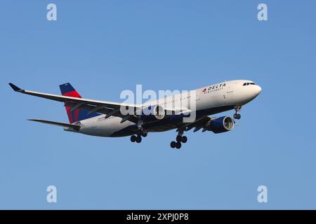 Ein Flugzeug der Fluggesellschaft Delta Air Lines, Airbus A330-223, Kennung N860NW im Landeanflug auf den Flughafen Frankfurt a.M. Flughafen Frankfurt a.M. am 06.08.2024 in Frankfurt a.M./Deutschland. *** Ein Flugzeug von Delta Air Lines, Airbus A330 223, Registrierung N860NW nähert sich am 06 08 2024 in Frankfurt a M am Flughafen Frankfurt a M Frankfurt a M am Flughafen Frankfurt a M Stockfoto