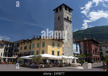 PISOGNE, ITALIEN, 22. JULI 2024: Sommerblick auf Piazza Umberto I und Torre de Vescovo in der malerischen Seestadt Pisogne in der Lombardei, Italien. Pis Stockfoto