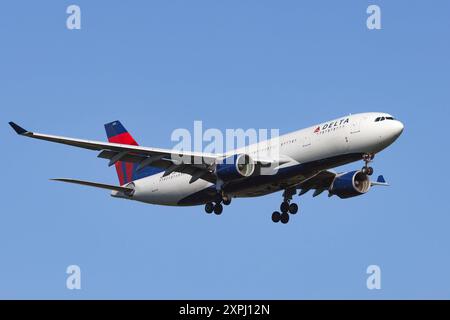 Ein Flugzeug der Fluggesellschaft Delta Air Lines, Airbus A330-223, Kennung N853NW im Landeanflug auf den Flughafen Frankfurt A.M. Flughafen Frankfurt am 06.08.2024 in Frankfurt a.M./Deutschland. *** Ein Flugzeug von Delta Air Lines, Airbus A330 223, Registrierung N853NW nähert sich am 06 08 2024 in Frankfurt a M am Flughafen Frankfurt a M Frankfurt a M am Flughafen Frankfurt a M Deutschland Stockfoto