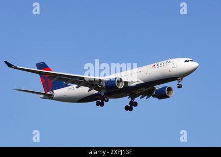 Ein Flugzeug der Fluggesellschaft Delta Air Lines, Airbus A330-223, Kennung N853NW im Landeanflug auf den Flughafen Frankfurt A.M. Flughafen Frankfurt am 06.08.2024 in Frankfurt a.M./Deutschland. *** Ein Flugzeug von Delta Air Lines, Airbus A330 223, Registrierung N853NW nähert sich am 06 08 2024 in Frankfurt a M am Flughafen Frankfurt a M Frankfurt a M am Flughafen Frankfurt a M Deutschland Stockfoto