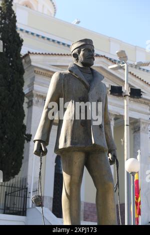 Die goldene Bronzestatue des unbekannten Seemanns steht vor dem Eingang der Kirche St. Nikolaus in Piräus, Griechenland. Stockfoto