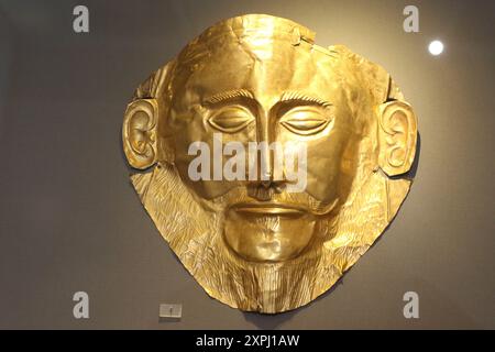 Die Maske von Agamemnon ist eine goldene Grabmaske, die an der bronzezeitlichen Stätte von Mykene in Südgriechenland entdeckt wurde. Es ist im Archäologischen Nationalmuseum von Athen. Stockfoto