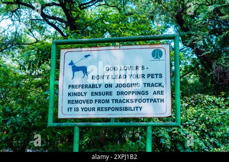 Indische Schilder: Hundemanieren Stockfoto