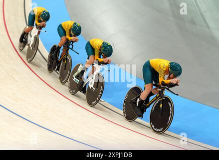 Die Australierin Georgia Baker, Sophie Edwards, Chloe Moran und Maeve Plouffe während der Qualifikation für das Women's Team Pursuit im National Velodrome in Saint-Quentin-en-Yvelines am elften Tag der Olympischen Spiele 2024 in Frankreich. Bilddatum: Dienstag, 6. August 2024. Stockfoto