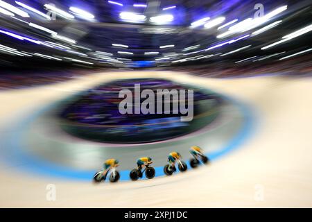 Die Australierin Georgia Baker, Sophie Edwards, Chloe Moran und Maeve Plouffe während der Qualifikation für das Women's Team Pursuit im National Velodrome in Saint-Quentin-en-Yvelines am elften Tag der Olympischen Spiele 2024 in Frankreich. Bilddatum: Dienstag, 6. August 2024. Stockfoto