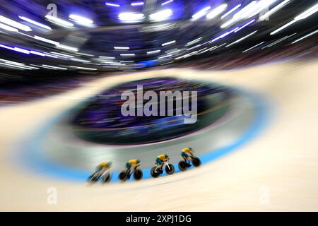 Die Australierin Georgia Baker, Sophie Edwards, Chloe Moran und Maeve Plouffe während der Qualifikation für das Women's Team Pursuit im National Velodrome in Saint-Quentin-en-Yvelines am elften Tag der Olympischen Spiele 2024 in Frankreich. Bilddatum: Dienstag, 6. August 2024. Stockfoto