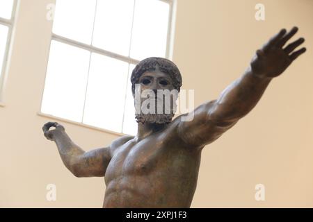 Die Artemision Bronze im Nationalen Archäologischen Museum von Athen (oft als Gott vom Meer bezeichnet) ist eine antike griechische Skulptur, die aus dem Meer vor dem Kap Artemision im Norden von Euböa, Griechenland, geborgen wurde. Nach Ansicht der meisten Gelehrten repräsentiert die Bronze Zeus, den Donner-Gott und König der Götter, obwohl auch vermutet wurde, dass sie Poseidon darstellen könnte. Stockfoto