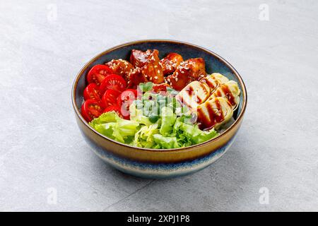 Poke Bowl mit Hühnchen-Teriyaki Stockfoto