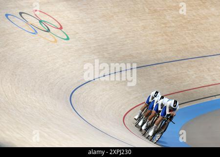 Saint Quentin En Yvelines, Frankreich. August 2024. Olympische Spiele, Paris 2024, Radfahren, Rennstrecke, 4000m Teamverfolgung, Frauen, Qualifikation, die Mannschaft aus Frankreich mit Marion Borras, Marie le Net, Clara Copponi, Valentine Fortin ist im Rennen. Quelle: Jan Woitas/dpa/Alamy Live News Stockfoto