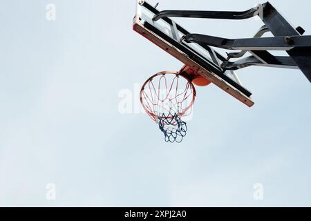 Basketball-Hoop-Set gegen Clear Sky mit Kopierraum Stockfoto