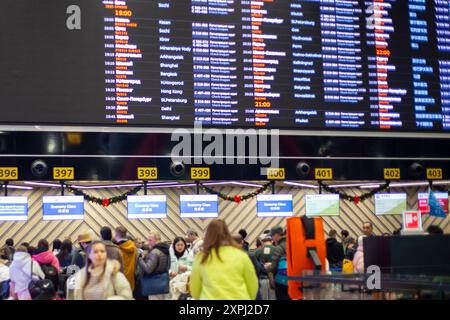 Elektronische Abflugkarte am Flughafen Sheremetyevo, Check-in-Schalter für Passagiere. Moskau, Russland - 13, 01,2024 Stockfoto