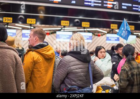 Passagiere des Flugzeugs am Flughafen Sheremetyevo, Check-in-Schalter mit Personen. Moskau, Russland - 13, 01,2024 Stockfoto