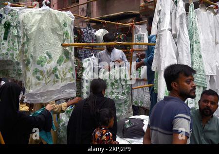 Pakistanische Flaggen, Buntstricke, bedruckte Hemden und andere Artikel werden am Dienstag, den 6. August 2024, an Straßenständen am Papiermarkt in Karachi verkauft. Stockfoto