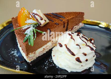 Würziger Schokoladen-Mousse-Kuchen mit flauschiger Schlagsahne Stockfoto