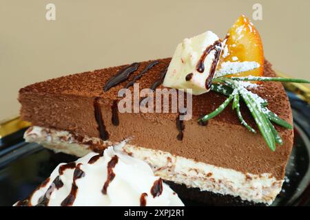 Nahaufnahme des leckeren Mousse Cakes aus dunkler Schokolade mit weißer Schokoladenschicht Stockfoto