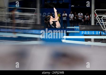Paris, Frankreich. August 2024. Der Athlet wärmt sich auf, bevor er während der Olympischen Spiele 2024 in Paris (Frankreich) am 06. August 2024 taucht. Quelle: Insidefoto di andrea staccioli/Alamy Live News Stockfoto