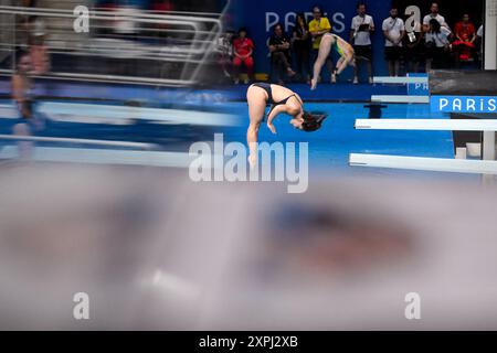 Paris, Frankreich. August 2024. Der Athlet wärmt sich auf, bevor er während der Olympischen Spiele 2024 in Paris (Frankreich) am 06. August 2024 taucht. Quelle: Insidefoto di andrea staccioli/Alamy Live News Stockfoto