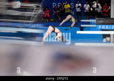 Paris, Frankreich. August 2024. Der Athlet wärmt sich auf, bevor er während der Olympischen Spiele 2024 in Paris (Frankreich) am 06. August 2024 taucht. Quelle: Insidefoto di andrea staccioli/Alamy Live News Stockfoto
