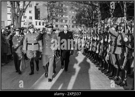 NORWEGEN QUISLING die militärische und zivile Führung der deutschen Besatzungstruppen in Norwegen während des Zweiten Weltkriegs, zusammen mit versammelten Polizeisoldaten der deutschen Ordnung und Vidkun Quisling, dem Führer der norwegischen faschistischen Partei Nasjonal Samling, vor einer deutschen Propagandaveranstaltung im Kolosseum-Kino in Oslo, Norwegen am 1. Mai 1941. Vidkun Quisling (1887–1945), nomineller Regierungschef Norwegens während der deutschen Besatzung 1940–1945 Wilhelm Rediess (1900–1945), SS- und Polizeiführer während der deutschen Besatzung Norwegens Hans-Jürgen Stumpff (1889–1968), Generaloberst der Luftwaffe Stockfoto