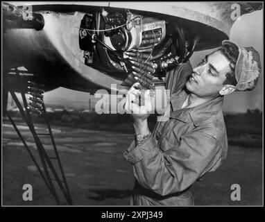 KOREANISCHER KRIEG USAF PROPAGANDA 1952 HQ., 20. LUFTWAFFE, OKINAWA --- als die Startzeit naht, Airman Joseph Migliardi, 274 King St., Port Chester, N.Y. überprüft in letzter Minute die Fernbedienung seiner Maschinengewehre des Kalibers .50. Airman Migliardi ist ein 'Superfort'-Schütze mit der 19. Bombengruppe des Bomberkommandos der Far East Air Forces, die in Okinawa ansässig ist. Er wird sich durch den koreanischen Himmel für seine B-29 und zehn Crew-Mitstreiter auszahlen. Er ist ein Veteran von 14 Kampfeinsätzen gegen kommunistische Verbotsziele. Stockfoto