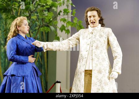 l-r: Rebecca Evans (Romilda), Sarah Connolly (Xerxes) in XERXES an der English National Opera (ENO), London Coliseum, London WC2 07/11/2002 Musik: George Frideric Händel Text: Nicolo Minato Dirigent: Harry Bicket Design: David Fielding Beleuchtung: Paul Pyant Übersetzer und Regisseur: Nicholas Hytner Stockfoto