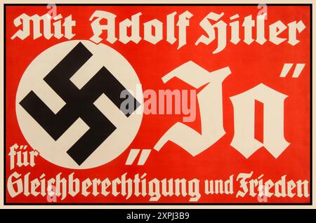 1930er Jahre Nazi-Propaganda mit Adolf Hitler, Ja für Gleichheit und Frieden. 1933 Propagandaplakat, das darauf hindeutet, dass Hitler Gleichheit und Frieden unterstützt. Nationalsoziales Poster aus den 1930er Jahren mit einem Zitat von Adolf Hitler, das Gleichheit und Frieden fordert. Der gleiche Satz wurde in der NS-Wahlpropaganda vor der Bundestagswahl am 12. November 1933 verwendet. Die Forderung nach Gleichstellung bezieht sich auf die Abstimmung über den Austritt Deutschlands aus dem Völkerbund, was es im Oktober desselben Jahres tun würde. Das Zitat wurde wiederverwendet, nachdem Deutschland Österreich im Anschluss annektiert hatte. Stockfoto