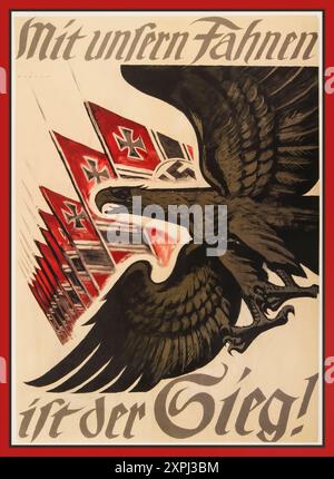 Nazi-Deutschland Propagandaplakat „MIT UNSEREN FAHNEN WIRD SIEG BRINGEN“ mit einem goldenen Adler, der vor einer Reihe von Nazi-Fahnen des Künstlers Hans Schweitzer schwingt, der unter dem Pseudonym Mjölnir (Thors Hammer) stand. Die Flagge im Bild ist eine Interpretation der Reichskriegflagge. Er wurde persönlich von Hitler entworfen und von allen militärischen Kräften Nazi-Deutschlands geflogen. 1943 begann sich der Krieg gegen die Deutschen zu wenden. Stockfoto