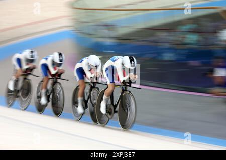 Saint Quentin En Yvelines, Frankreich. August 2024. Olympische Spiele, Paris 2024, Radfahren, Rennstrecke, 4000m Teamverfolgung, Frauen, Qualifikation, die Mannschaft aus Frankreich mit Marion Borras, Marie le Net, Clara Copponi, Valentine Fortin ist im Rennen. Quelle: Jan Woitas/dpa/Alamy Live News Stockfoto