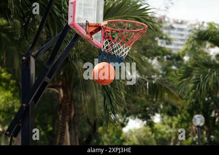 Basketball durch den Basketball auf dem Platz im Freien Stockfoto
