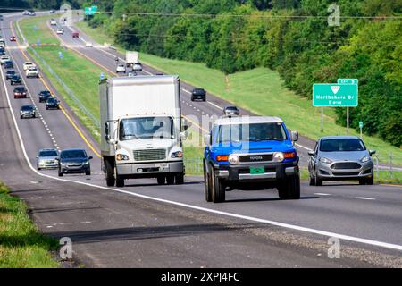 Maryville, TN, USA – 30. Juni 2024: Horizontale Aufnahme des Sommerverkehrs im Osten von Tennessee in der Nähe der Smoky Mountains. Stockfoto